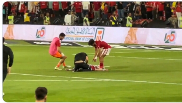 نجم الأهلي المصري يثير هلع الجماهير بسقوطه بشكل مفاجئ في الملعب (فيديو)