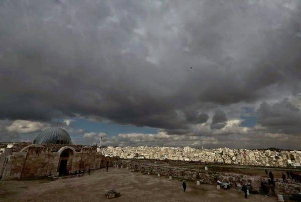 الأحد: الحرارة أقل من معدلاتها وفرصة لزخات مطرية في الشمال