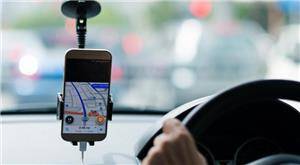 سائقو النقل الذكي يطالبون برفع العمر التشغيلي ويلوحون بالاعتصام