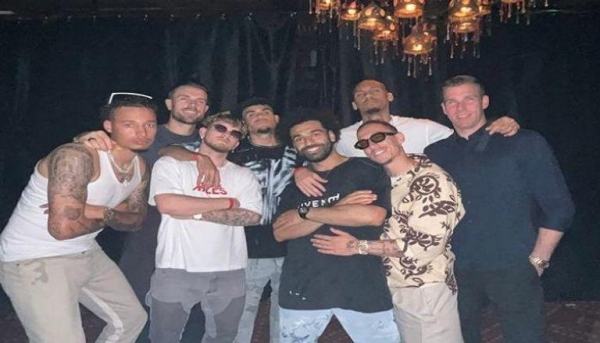 ماذا يفعل محمد صلاح في برشلونة؟