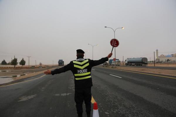 ضبط سائق مركبة يدخن الأرجيلة أثناء المسير على طريق شويعر