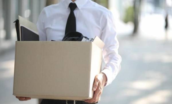 إعدام 14 موظفًا في شركة تأمين .. ومناشدات للبنك المركزي بالتدخل !