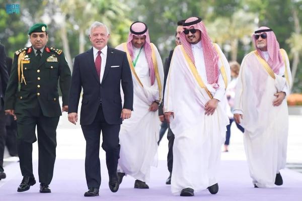الملك يصل إلى السعودية للمشاركة بالقمة العربية