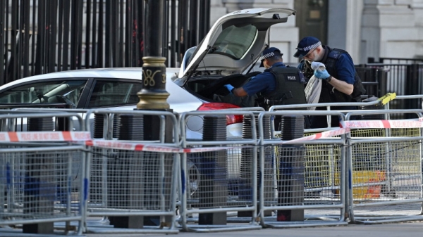 اعتقال شخص بعدما صدمت سيارة بوابات مقر رئيس الوزراء البريطاني