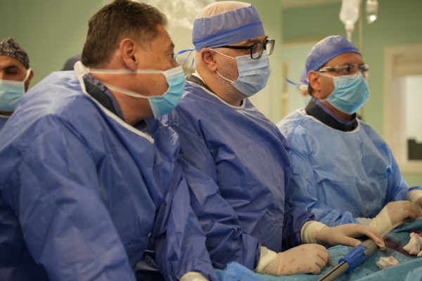 عملية جراحية نوعية بمستشفى الكندي لمصاب يعاني من تهتك في الشريان الابهري الهابط  صور