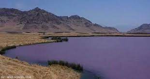بحيرة ملونة تثير جدلا في العراق.. قبل كشف الأسباب