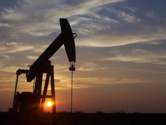 النفط يقفز 3  مع تقدم مفاوضات سقف الدين الأمريكي