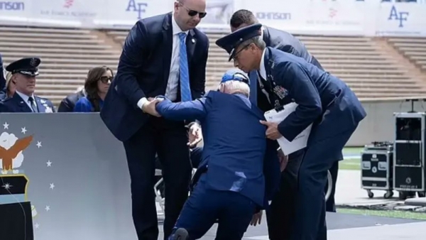 عثرة جديدة للرئيس الأميركي جو بايدن.. سقط على ركبتيه