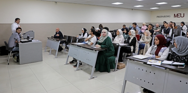 طلبة الشرق الأوسط يتمرنون على الكتابة الرسمية للخطابات وفنونها