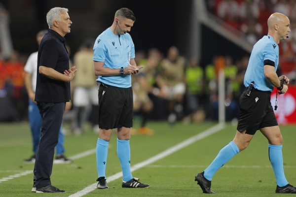تشافي وغوارديولا ينتقدان إهانة مورينيو لحكم نهائي الدوري الأوروبي