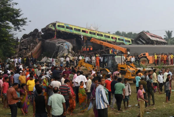 وزير السكك الحديد الهندي يكشف سبب كارثة القطارين