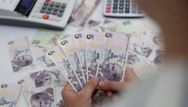 الليرة التركية تهبط إلى 21 مقابل الدولار