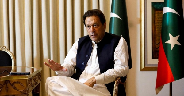 عمران خان يتهم الجيش الباكستاني بالعمل على تدمير حزبه