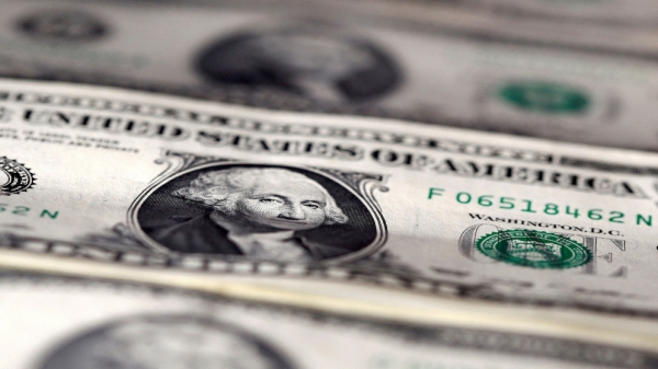 الدولار ينخفض وسط توقعات رفع الفائدة الأميركية والعالمية