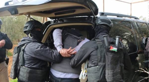 ضبط شخص مشترك مع العصابات الدولية لتهريب المخدرات في الرويشد