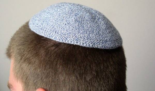 موظف أردني يرمي طاقية مسؤول يهودي في القمامة بالمعبر الحدودي