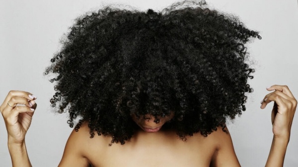 دراسة علمية تكشف ميزات الشعر المجعد