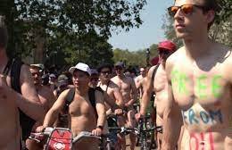 مئات الدراجين العراة يجوبون شوارع لندن من أجل المناخ