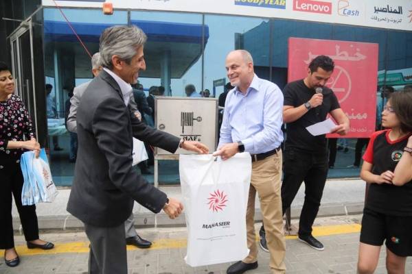 بالصور تسليم الرابحين بالسحب الثالث الهدايا و 20 رابح و 8000 دينار شهرياً ضمن حملة 20 عام من العطاء مع المناصير للزيوت والمحروقات