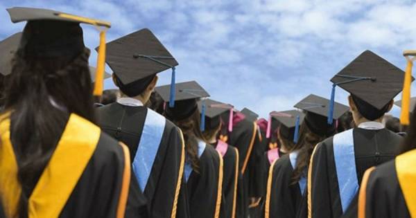 عميد كلية إعلام في جامعة خاصة يثير زوبعة والطلبة يحتجون ويطفشون