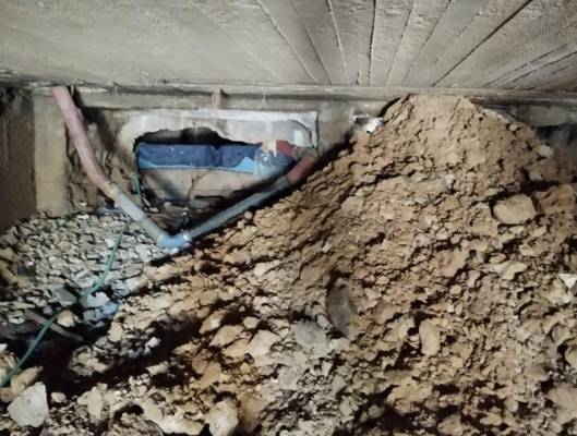 ضبط بئر مخالفة و5 مضخات كبيرة مركبة على نبع وادي السير