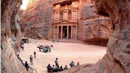 تحذير من التعامل مع مكاتب السياحة والسفر غير المرخصة