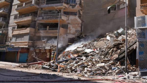 انهيار مبنى مكون من 14 طابقا في مصر
