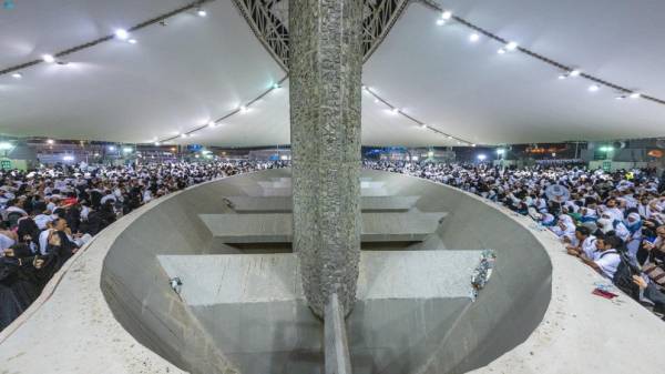 الحجاج يرمون جمرة العقبة الكبرى في أول أيام عيد الأضحى