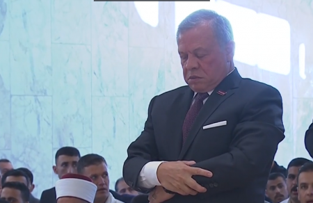 الملك يؤدي صلاة العيد بمسجد الهاشمية