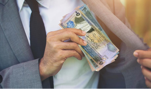 الإفتاء توضح حكم أخذ الرجل عيديات زوجته