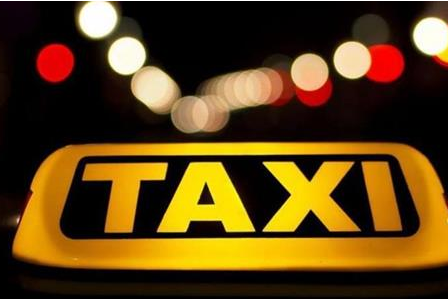 العثور على طفل فقده والداه داخل تكسي في عمّان