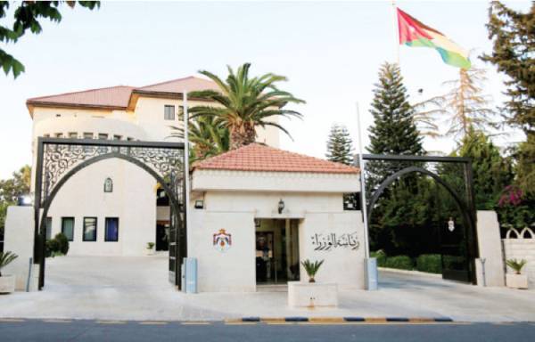 موظفون حكوميون إلى التقاعد (أسماء)