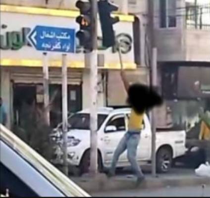 ثلاثيني يحطم إشارة ضوئية في عجلون