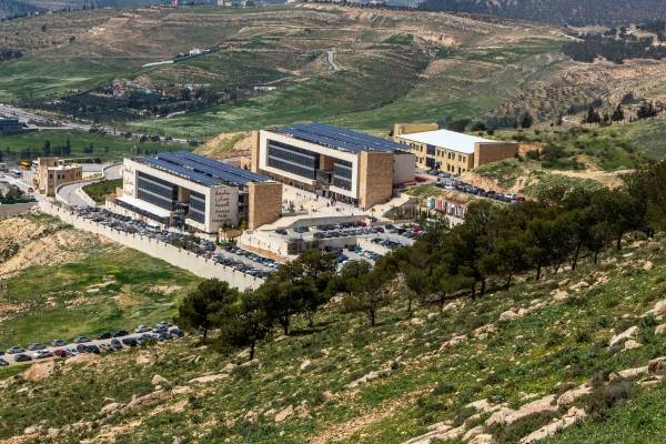 ما قصة الدروع التي توزعها جامعة عمان العربية؟