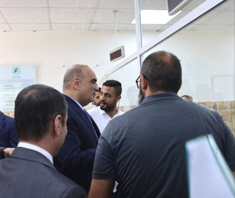 رئيس الوزراء يزور دائرتي الأراضي والضريبة