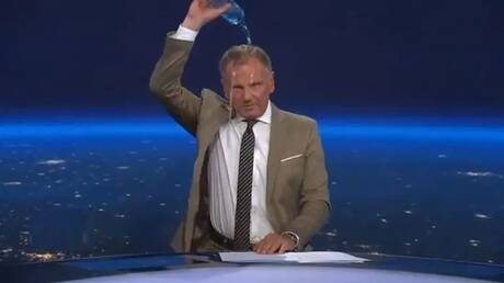 لسبب غير متوقع.. إعلامي شهير يسكب الماء على رأسه في نهاية نشرته الإخبارية! (فيديو)