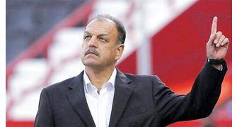 صدمة تضرب الكابتن عدنان حمد وسحب التأمين الصحي يثير جدلاً في العراق