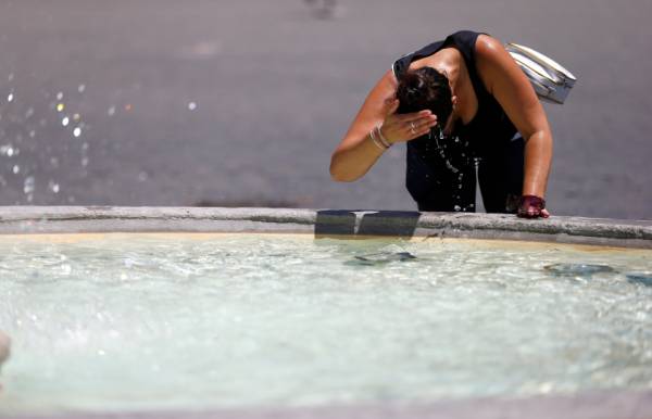 العالم يشهد موجات حر متتالية .. حرائق وفيضانات