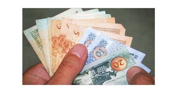 عودة المغتربين ترفع الطلب على الدينار