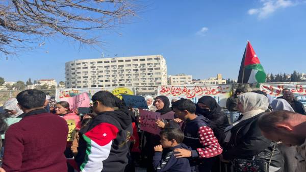 مطلبان أساسيان للمتعثرين والخطيب تتحدث في وقفة احتجاجية أمام النواب