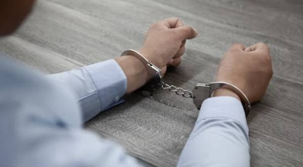 القبض على حدث سرق مبلغاً مالياً من صاحب بقالة في الزرقاء