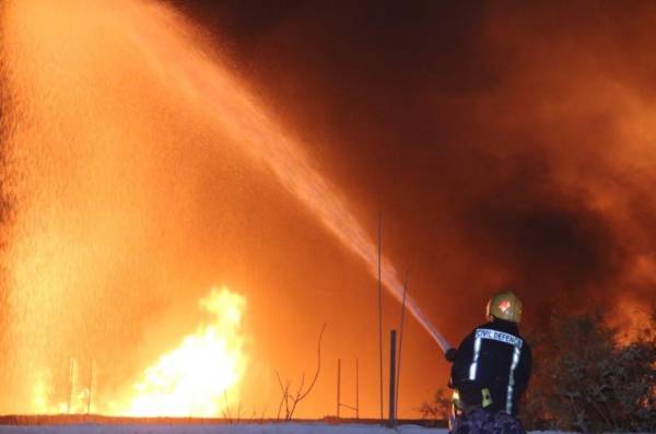 إخماد حريق كبير شب في مصنع للمواد البترولية والزيوت بالمفرق