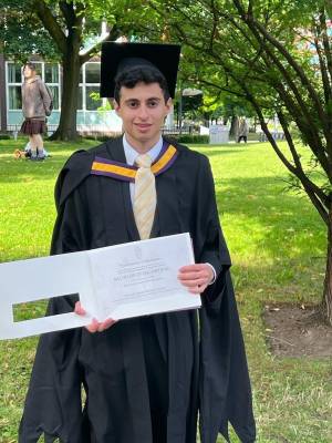 مجموعة الحوراني تهنئ الدكتور ماهر الحوراني بتخرج نجله “احمد” من جامعة مانشستر بتفوق