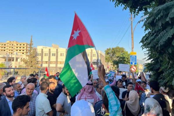 مئات الحزبيين والناشطين يحتجون على قانون الجرائم الالكترونية امام النواب ومطالبات برحيل الحكومة والبرلمان