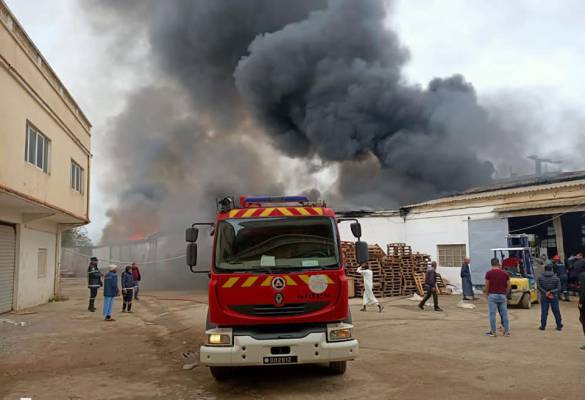 إخماد حريق بمصنع بوليسترين في سحاب