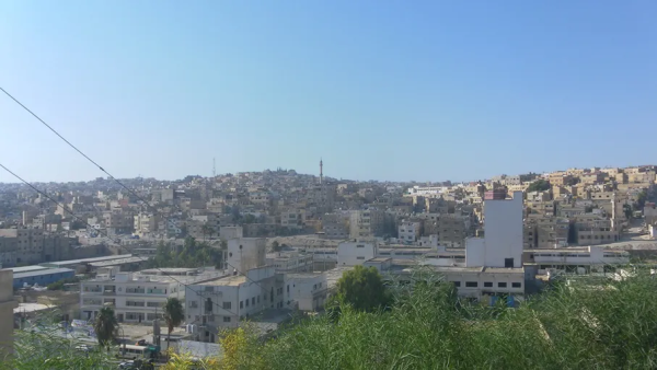 ردم مدخل أنفاق وسراديب خطرة في الرصيفة