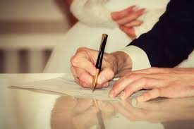 شاب يقيم عقد قرانه داخل مسجد في الزرقاء