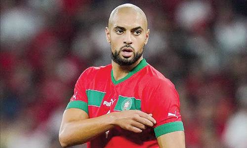 عملاق أوروبي يهدد انتقال أمرابط لمانشستر يونايتد