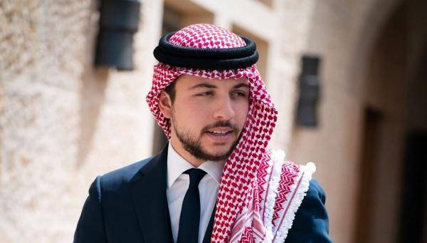 ولي العهد يهاتف العقيد السرطاوي معزيا بوفاة والده