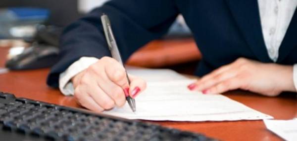 سكرتيرة أحد الوزراء .. تكشف معلومة خطيرة عن أحد المستشارين